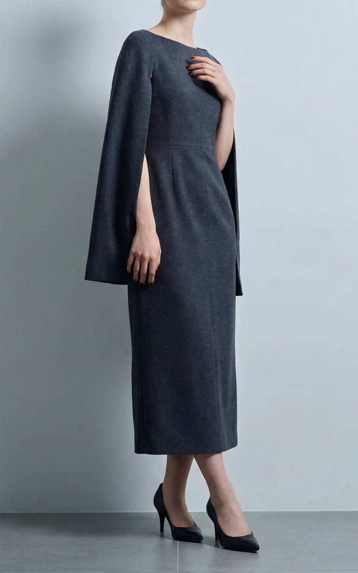 L'AUBE BLANC | Narrow line cape dress