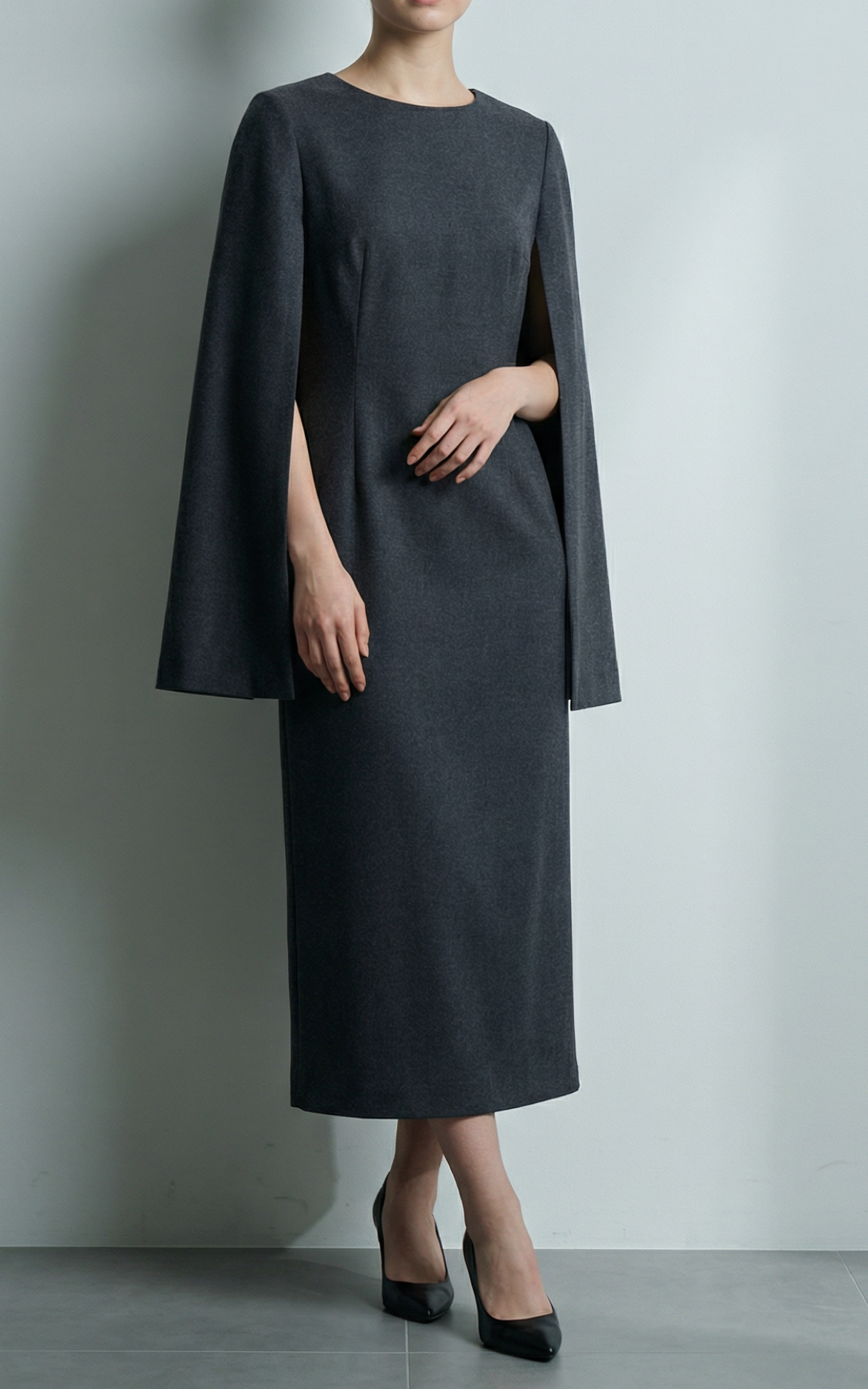 L'AUBE BLANC | Narrow line cape dress
